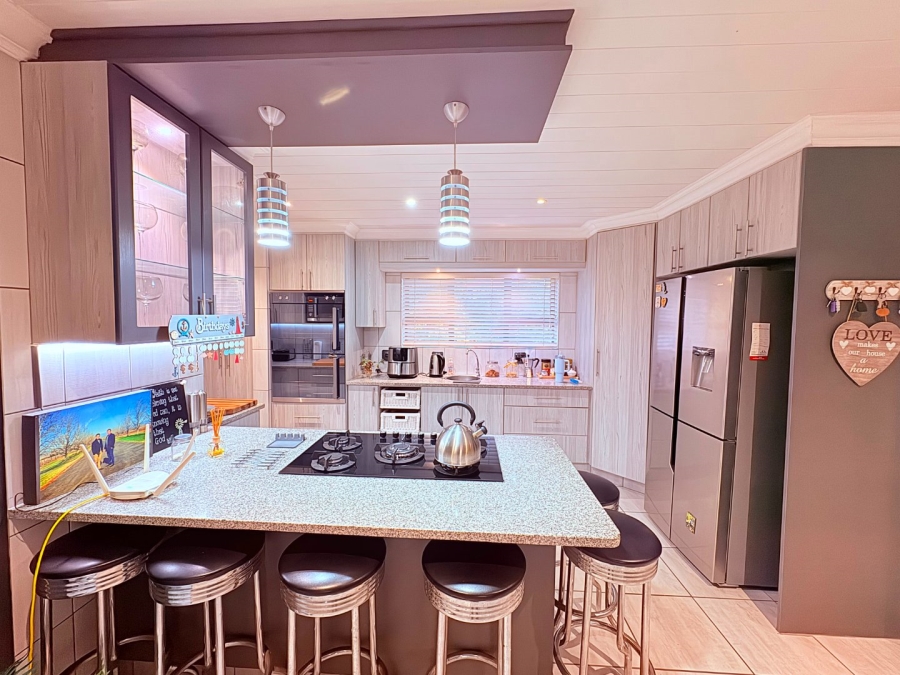 5 Bedroom Property for Sale in Reebok Western Cape